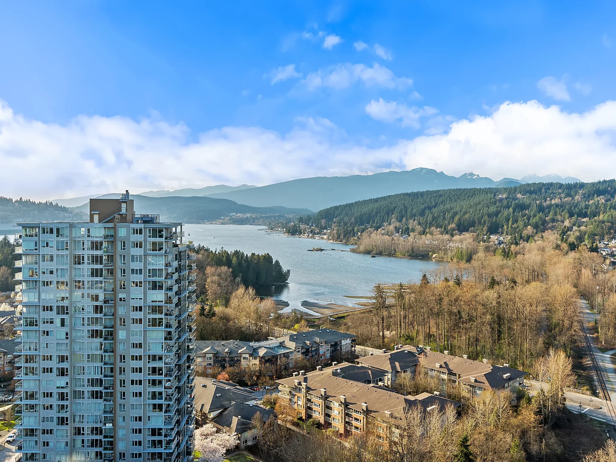 301 Capilano Road, photo 2